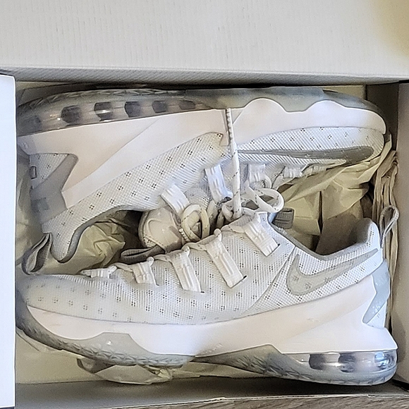 Nike LeBron James - Picture 1 of 7